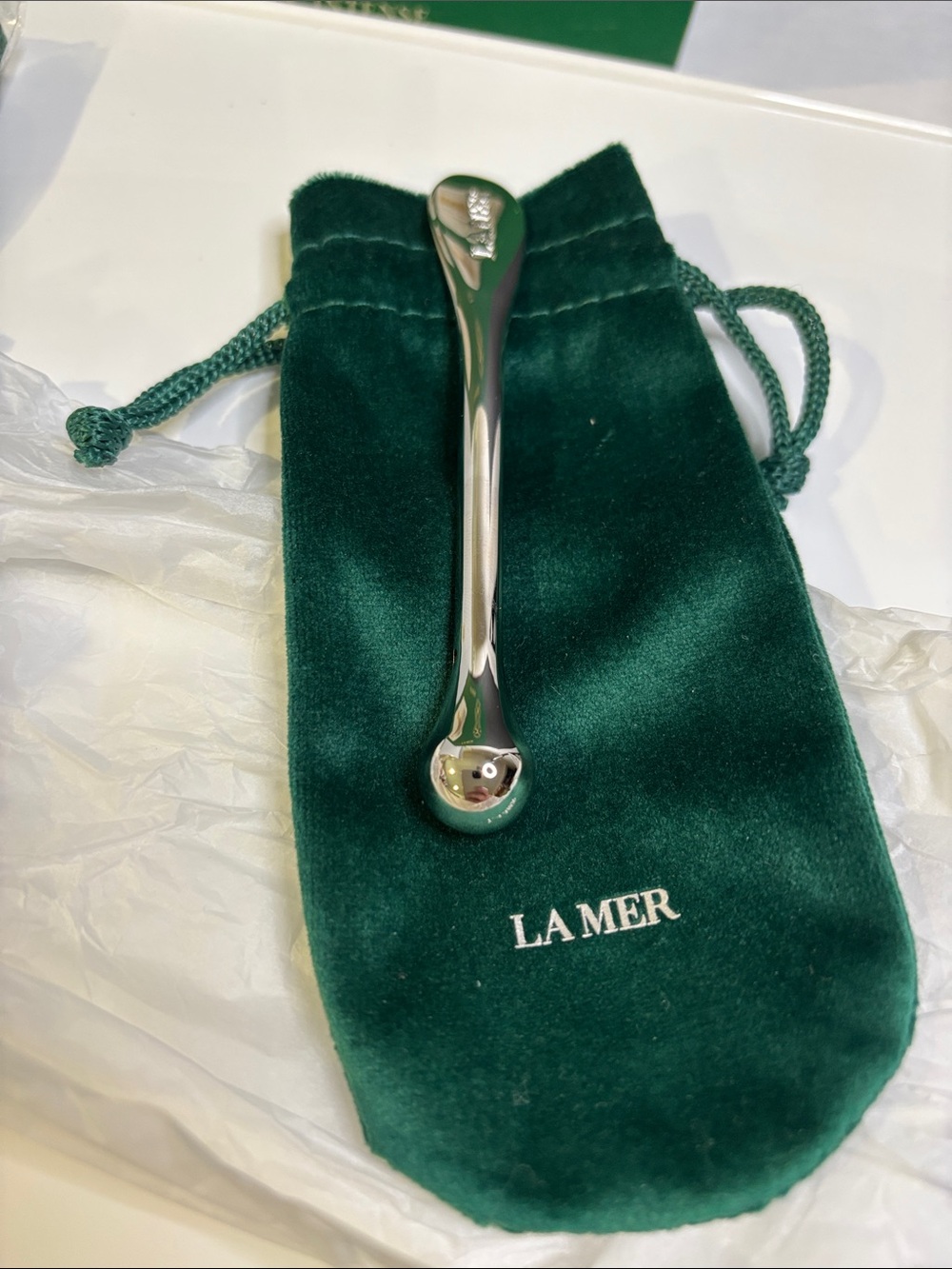 La Mer Silver Facial Spatula with Green Velvet Pouch - Picture 3 of 5